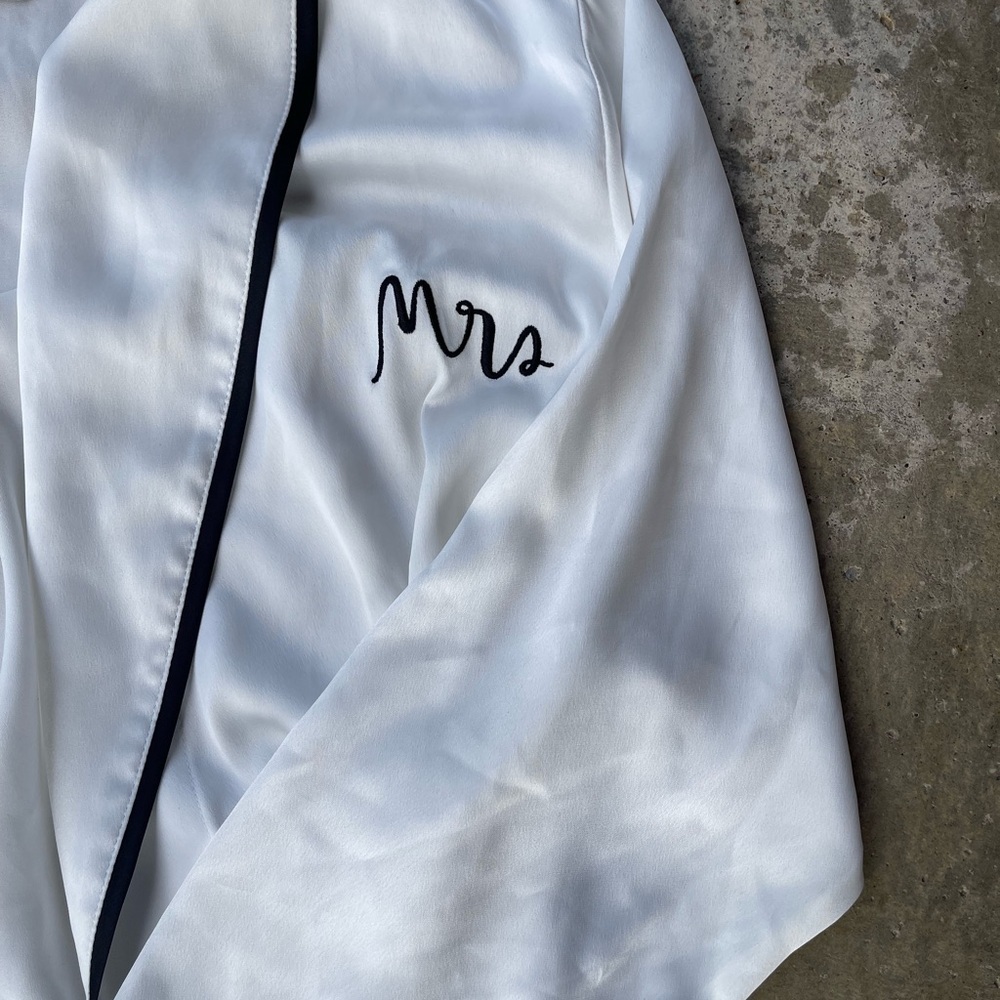Kate Spade New York White Mrs. Embroidered Initials Bathrobe Sz Medium - Picture 2 of 5